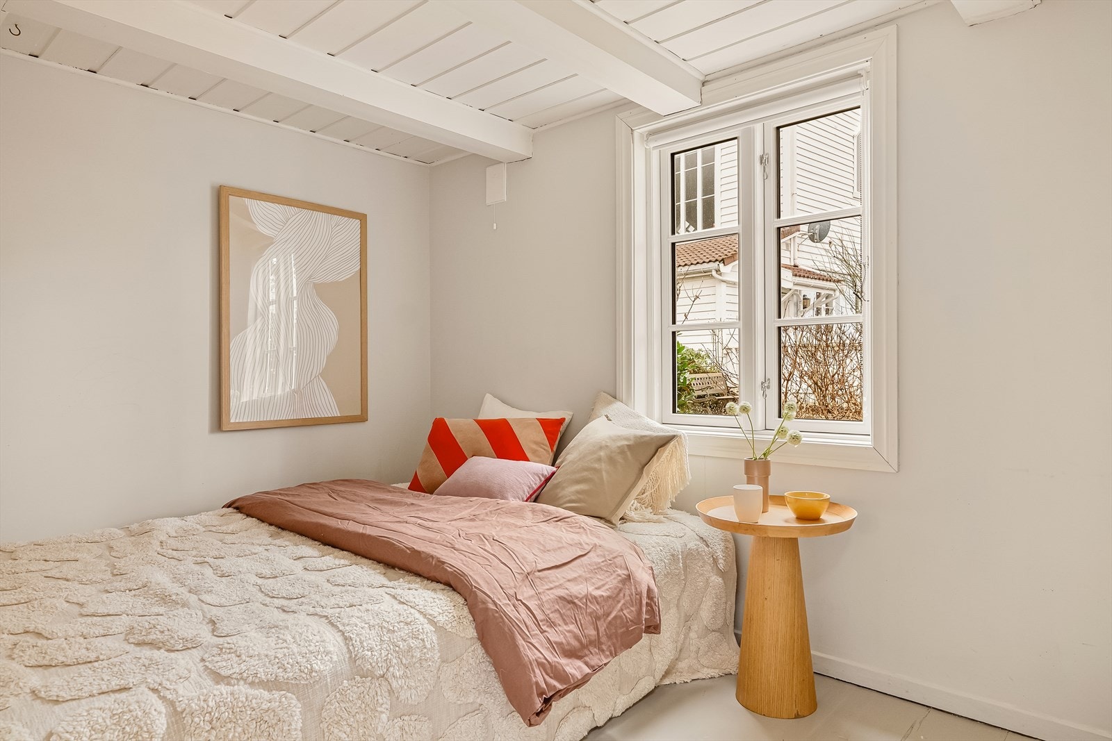 Soverommet har god plass til seng, oppbevaring og nattbord Galleribilde