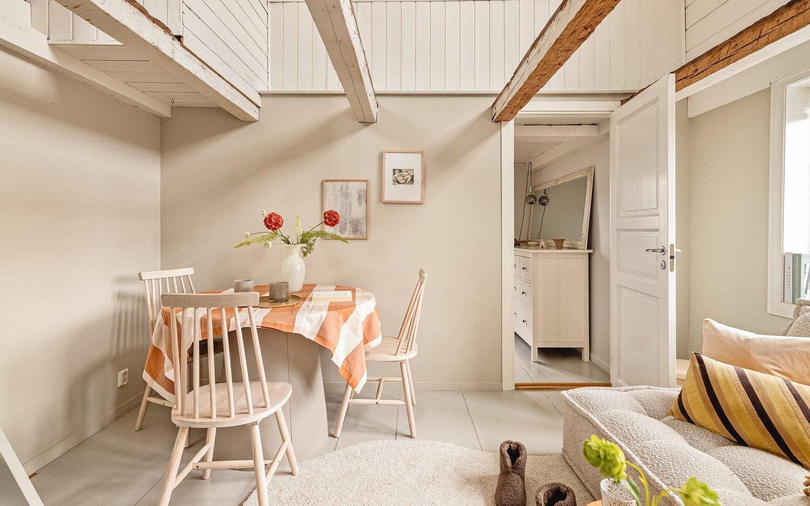 Hovedetasjen byr på boligens første av tre soverom med tilkomst fra stuen Galleribilde