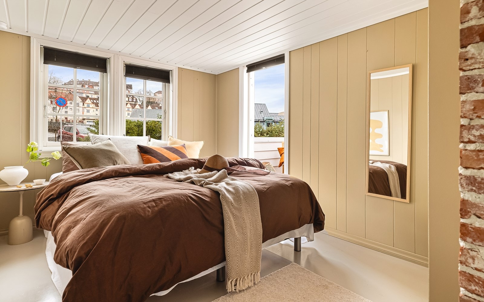 Boligens hovedsoverom har god plass til både garderobe, dobbeltseng og nattbord. Herfra er det utgang til takterrassen Galleribilde