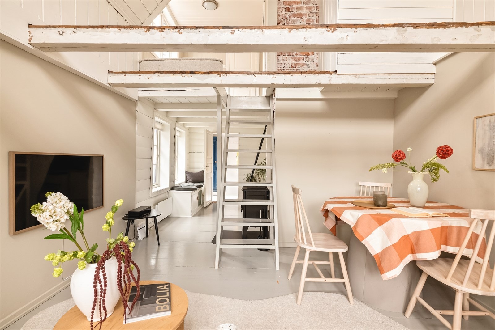 Boligen byr på to ekstra soner mot kjøkken/entré og 2. etg ved trappen, perfekt for en lesekrok, sjeselong eller kommode Galleribilde