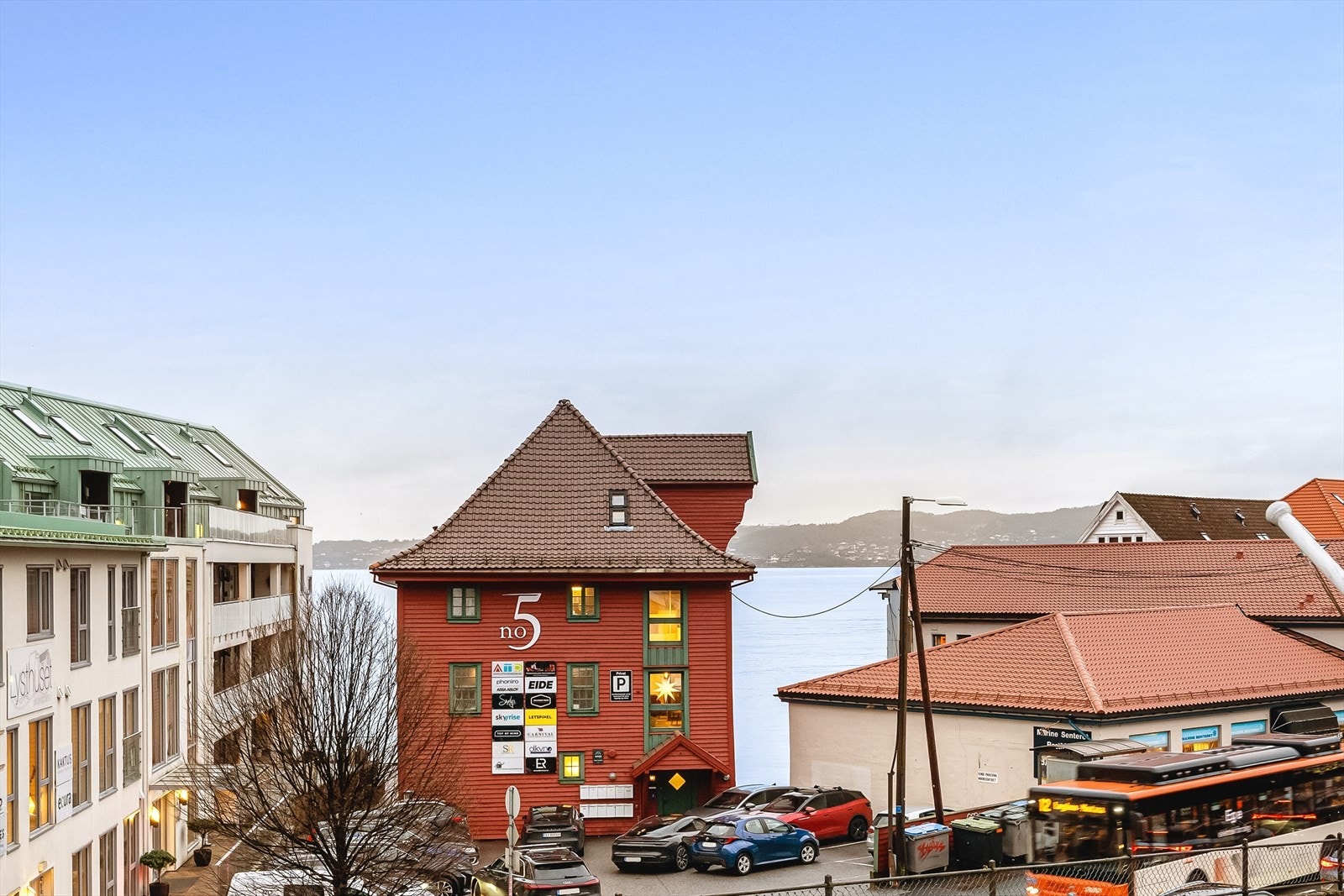 Nyt sjøutsikten mens solstrålene skinner Galleribilde