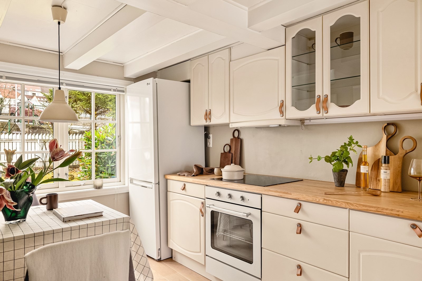 Kjøkkenet byr på mye skap- og benkeplass, samt en trivelig spiseplass under vinduet for hektiske hverdager Galleribilde