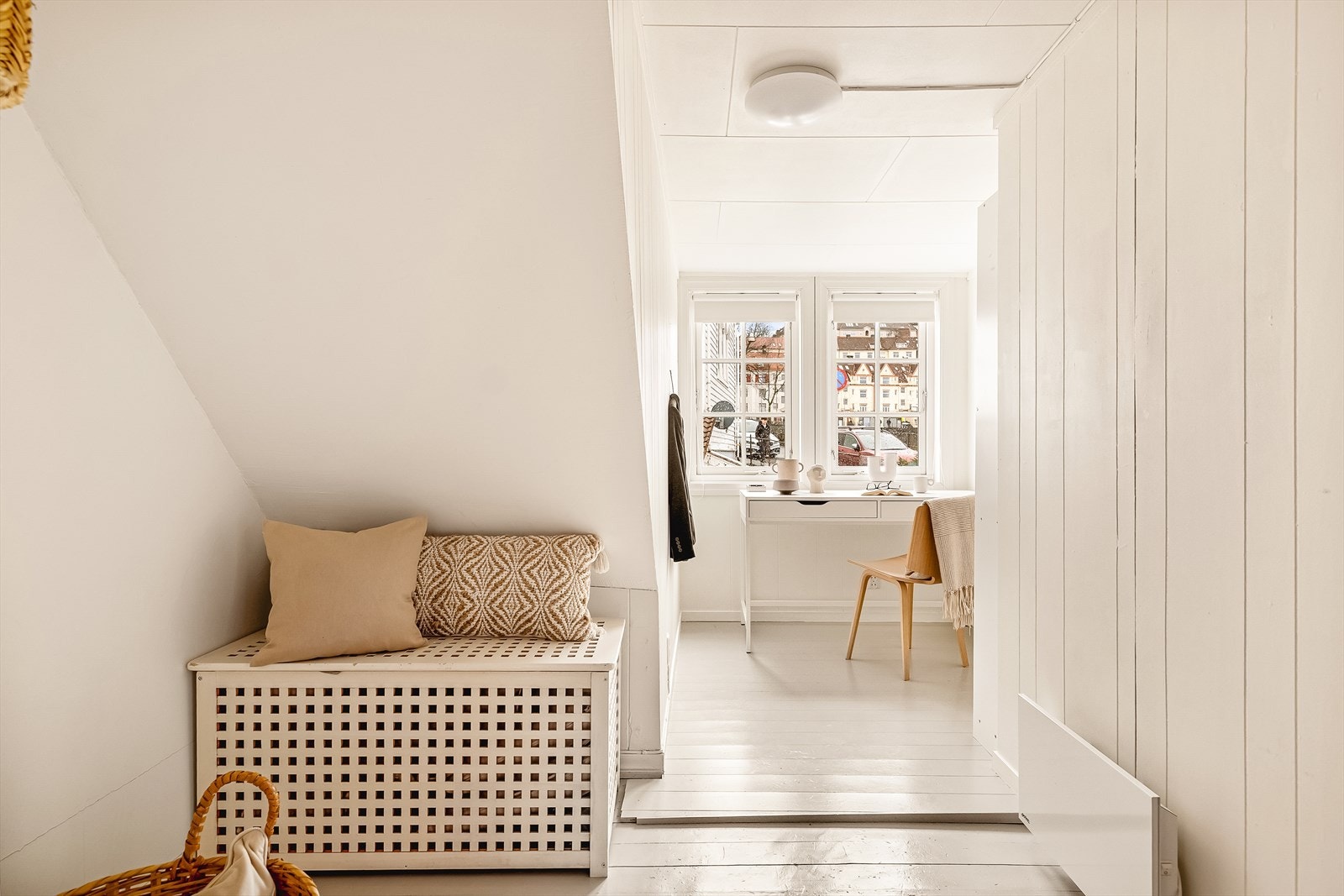 Enkel innredning eller plass til en liten garderobe mellom soveromsdelen og kontoret Galleribilde