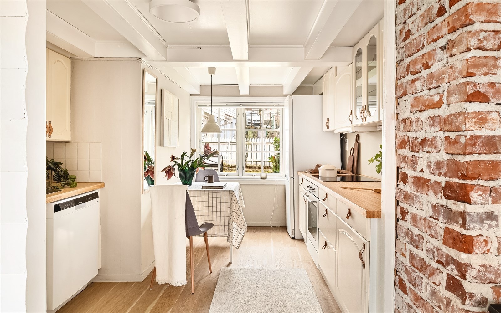 Et flott og romslig kjøkken for både hobbykokken eller familien Galleribilde