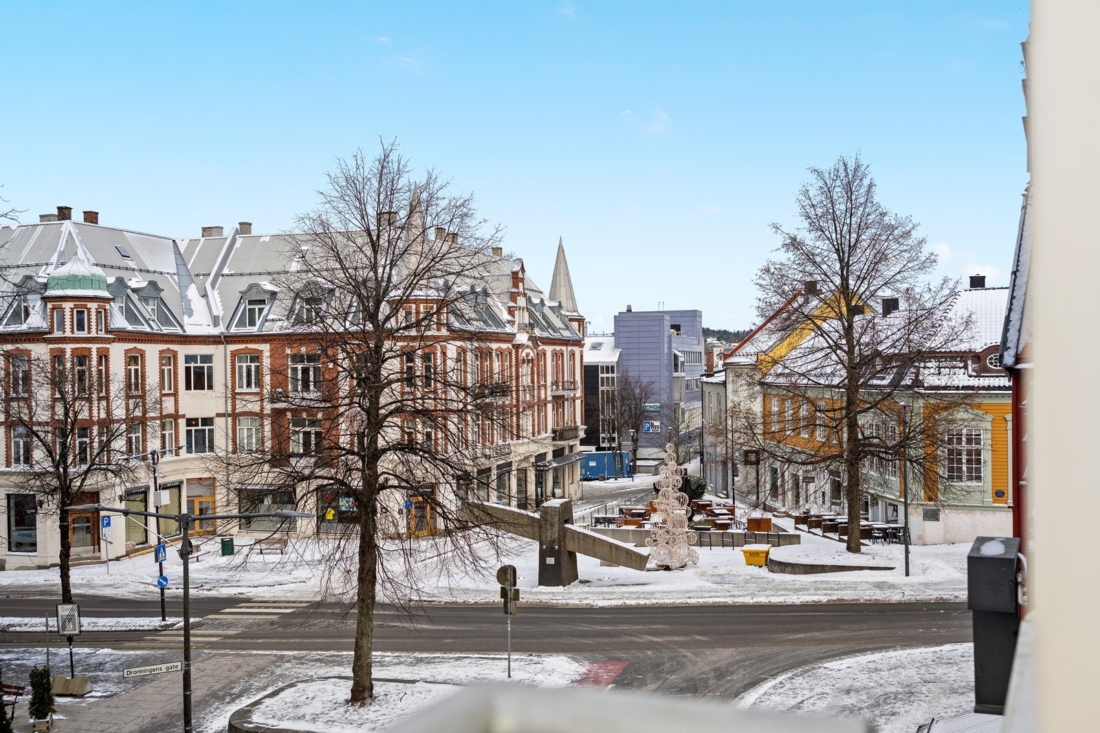 Beliggenheten er sentral med umiddelbar nærhet til byens fasiliteter. Galleribilde