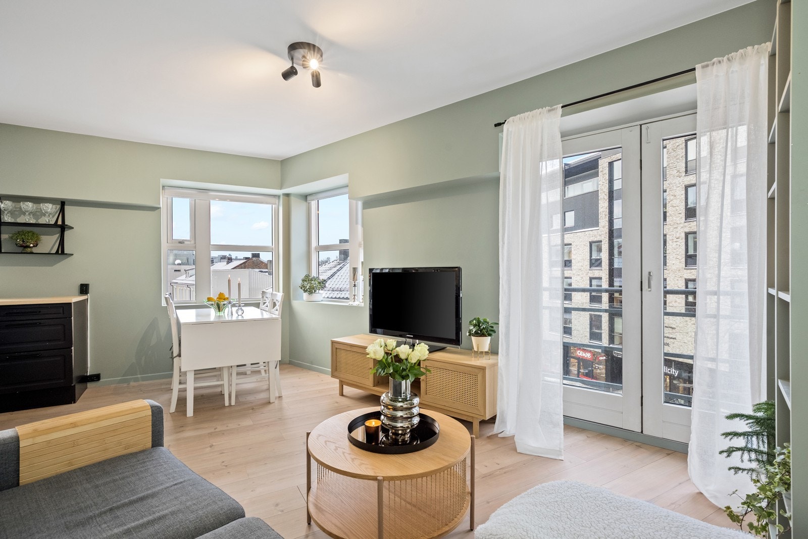 Velkommen til Skoggata 2! En urban og lettstelt 2-roms midt i byen en kort spasertur fra Verket med bystrand og restauranter, samt kort vei til togstasjon i sentrum. Her bor man sentralt til med alt av servicetilbud rett utenfor døren. Galleribilde