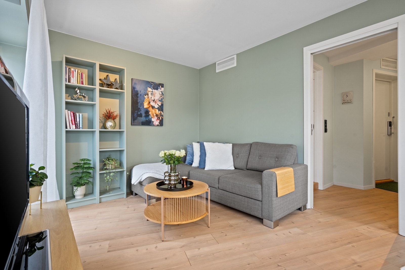 Stuedelen har plass til en sofagruppe og tilhørende møblement. Galleribilde