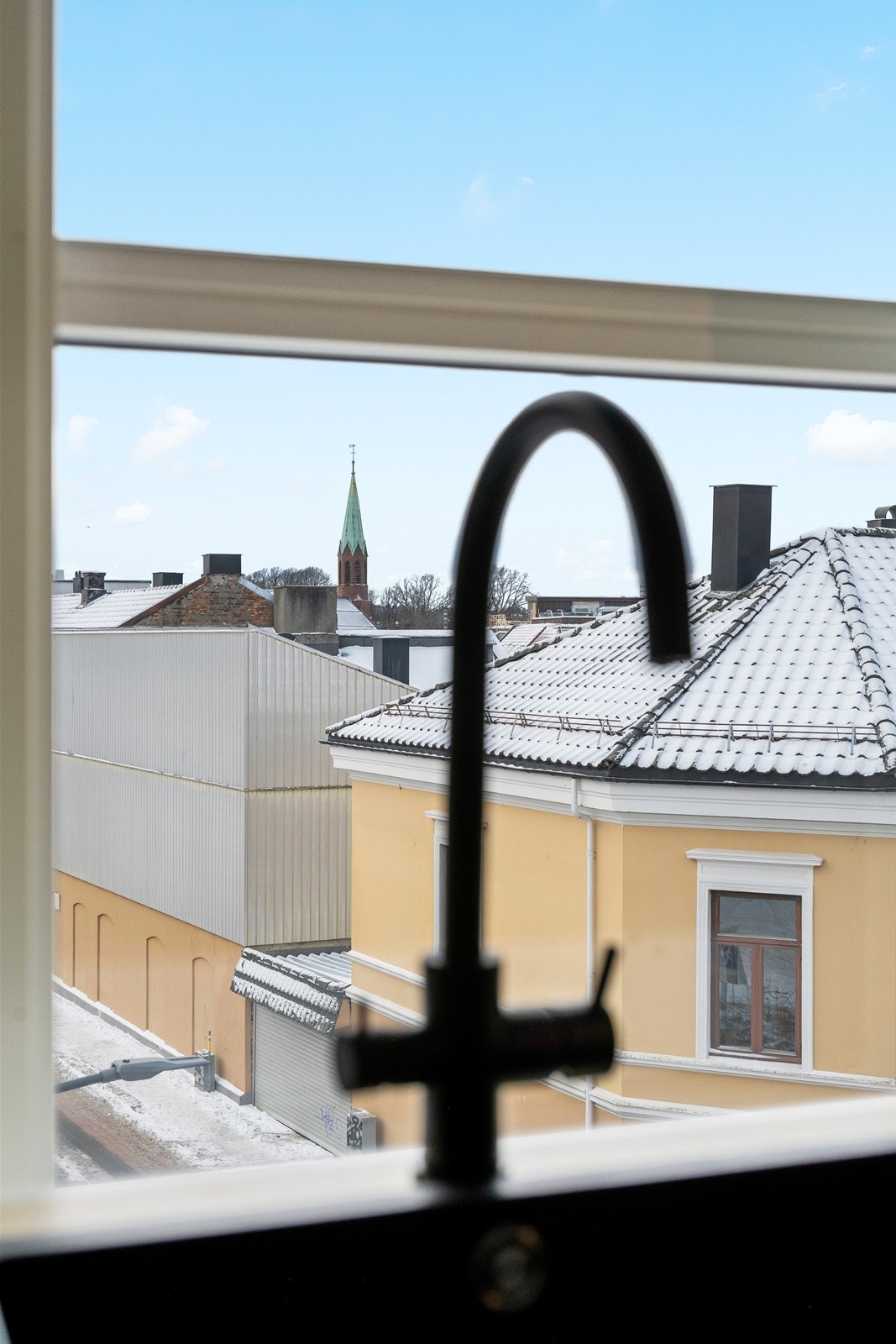 Utsyn fra kjøkkenvinduet mot nærområdet. Galleribilde