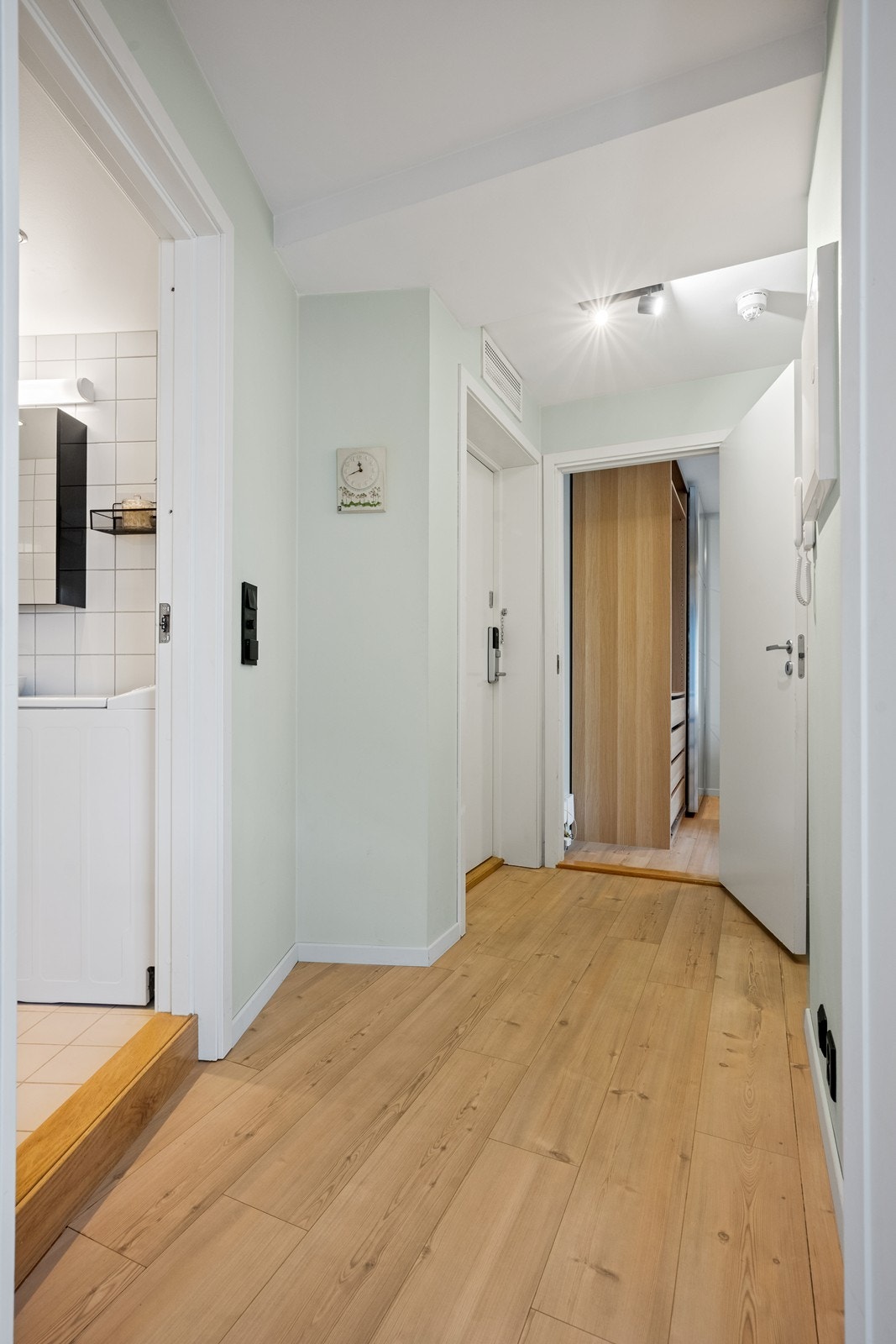 Fra gangen er det adkomst til leilighetens øvrige rom. Galleribilde