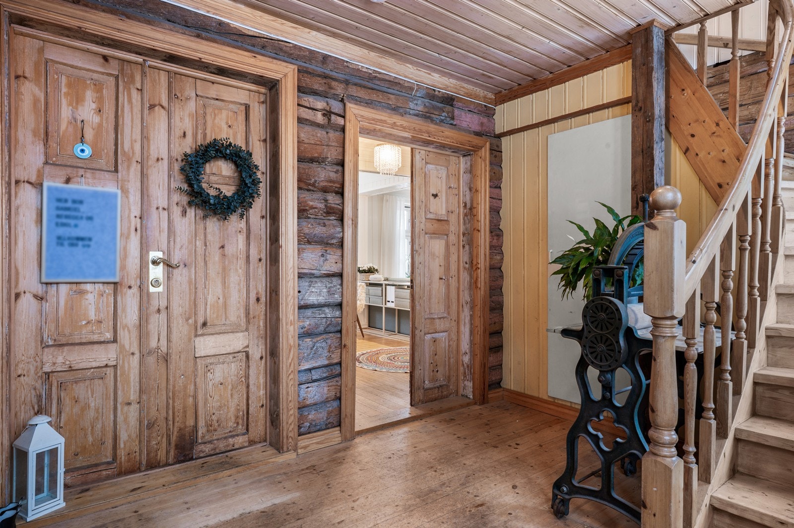Felles inngangsparti med rustikke tømmervegger som understreker bygningens historiske preg. Galleribilde