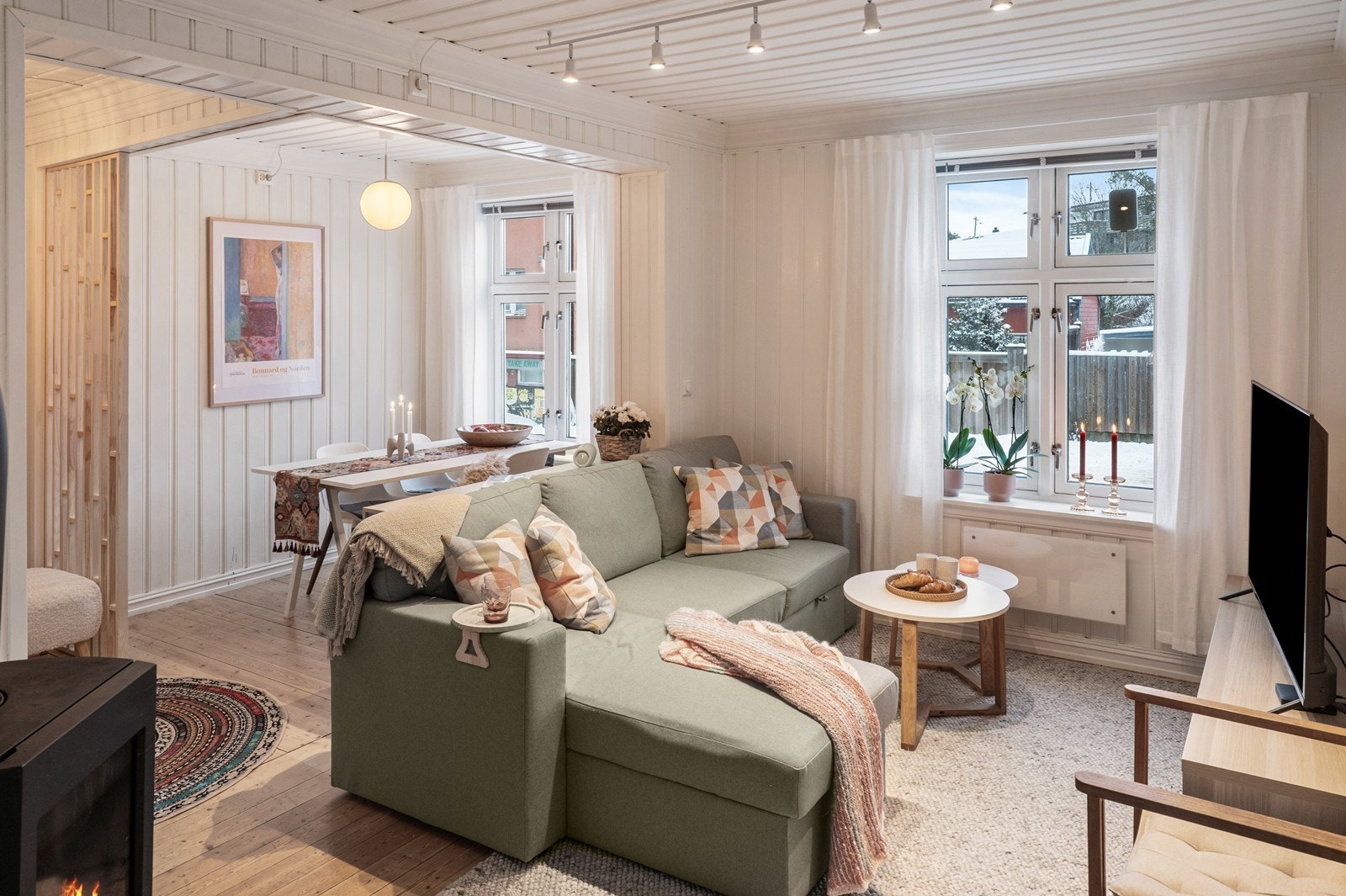 De store vindusflatene gir rikelig med naturlig lys inn i oppholdsrommene. Galleribilde