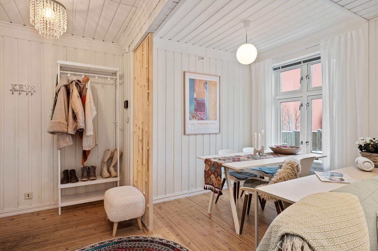 Entréen er delvis avskjermet fra stuen og har plass til oppbevaring av yttertøy og sko. Galleribilde