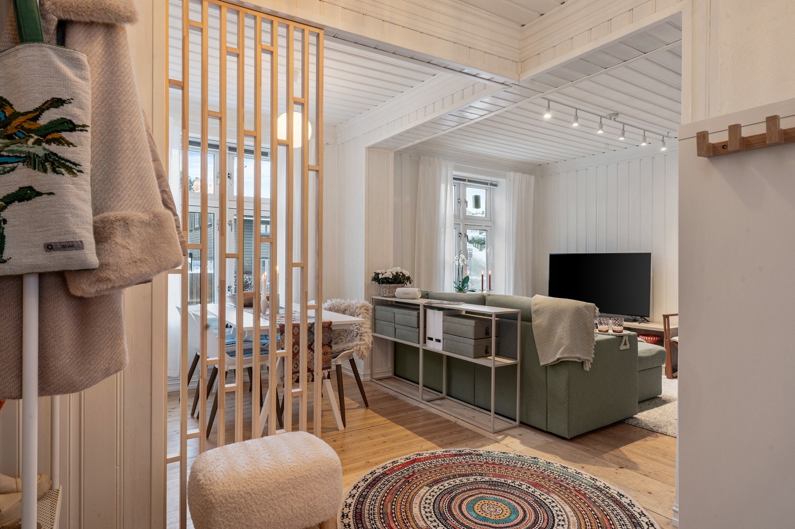 En spilevegg skaper et skille mellom entré og spiseplass uten å stenge for lyset. Galleribilde