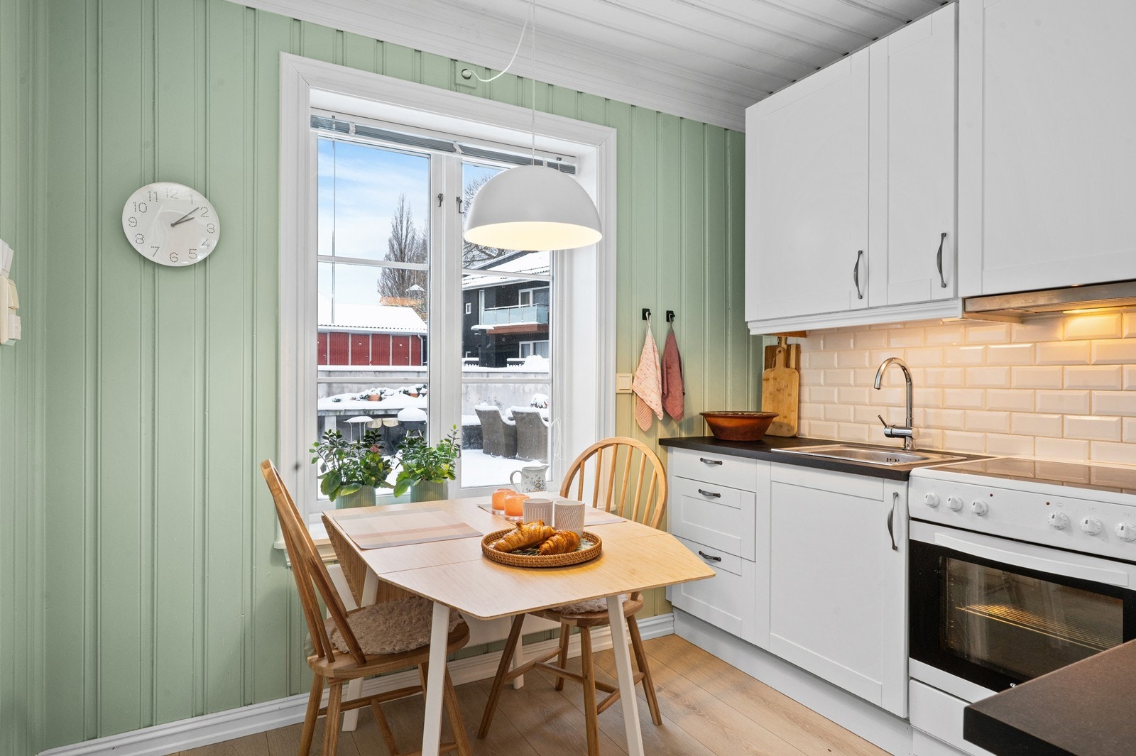 Kjøkkenet har et stort vindu over spiseplassen som gir godt med arbeidslys. Galleribilde