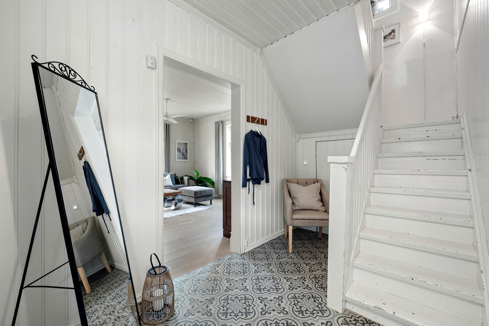 Lys og trivelig hall med flislagt gulv Galleribilde