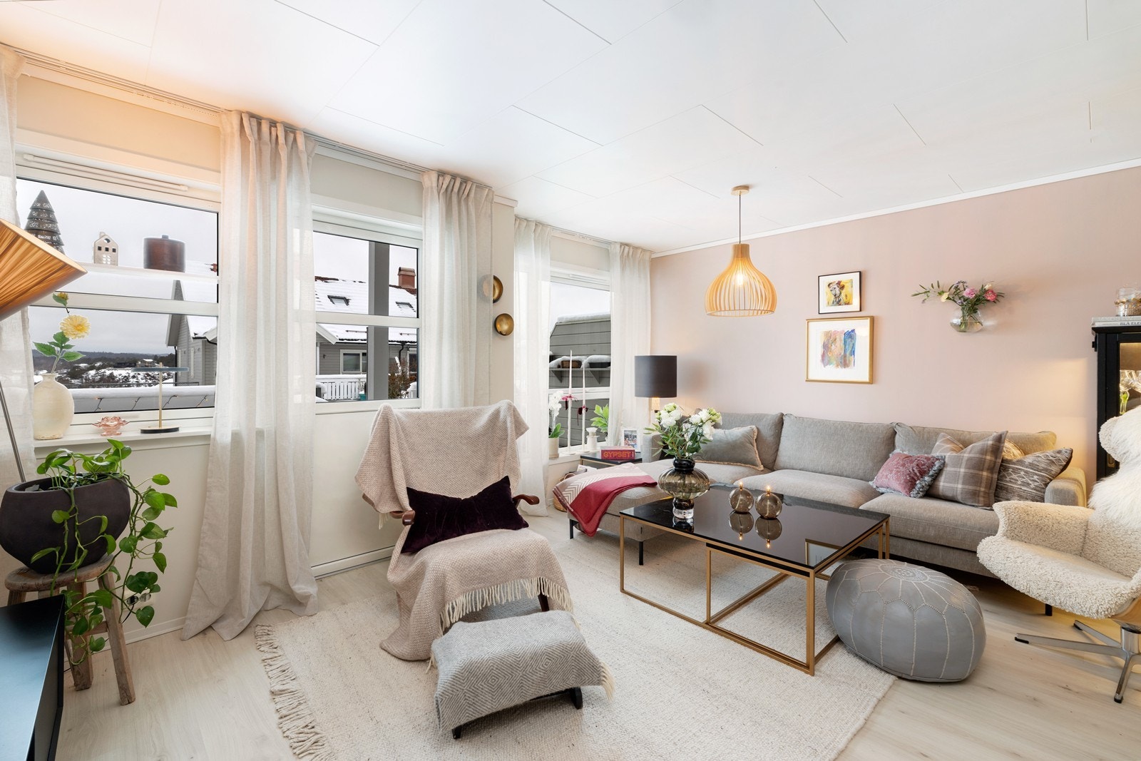 Leiligheten er pent innredet og malt med lyse fargevalg. Galleribilde