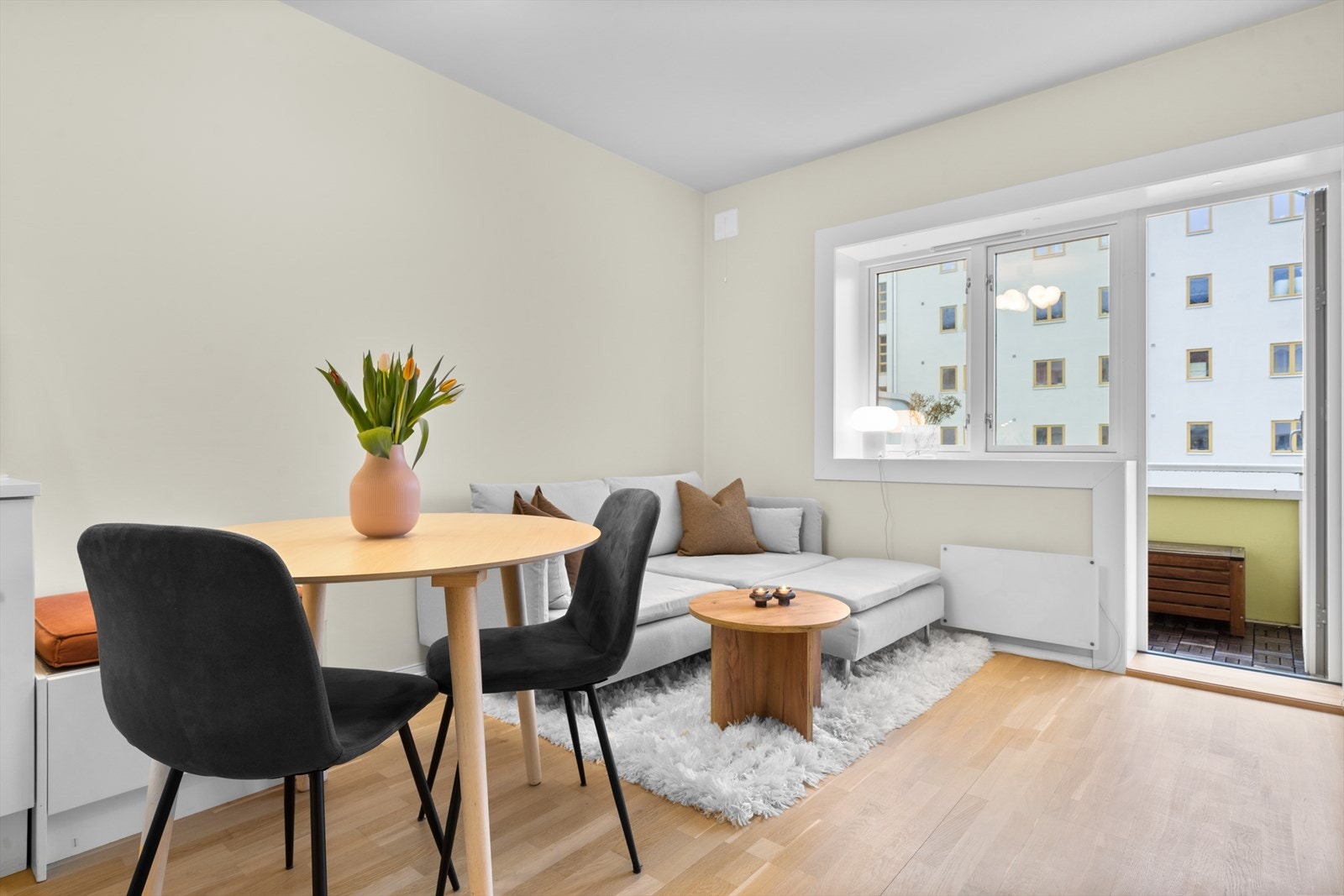 Gulvet er pusset i 2023, og stue/kjøkken har får nytt malingstrøk i januar 2026. Galleribilde