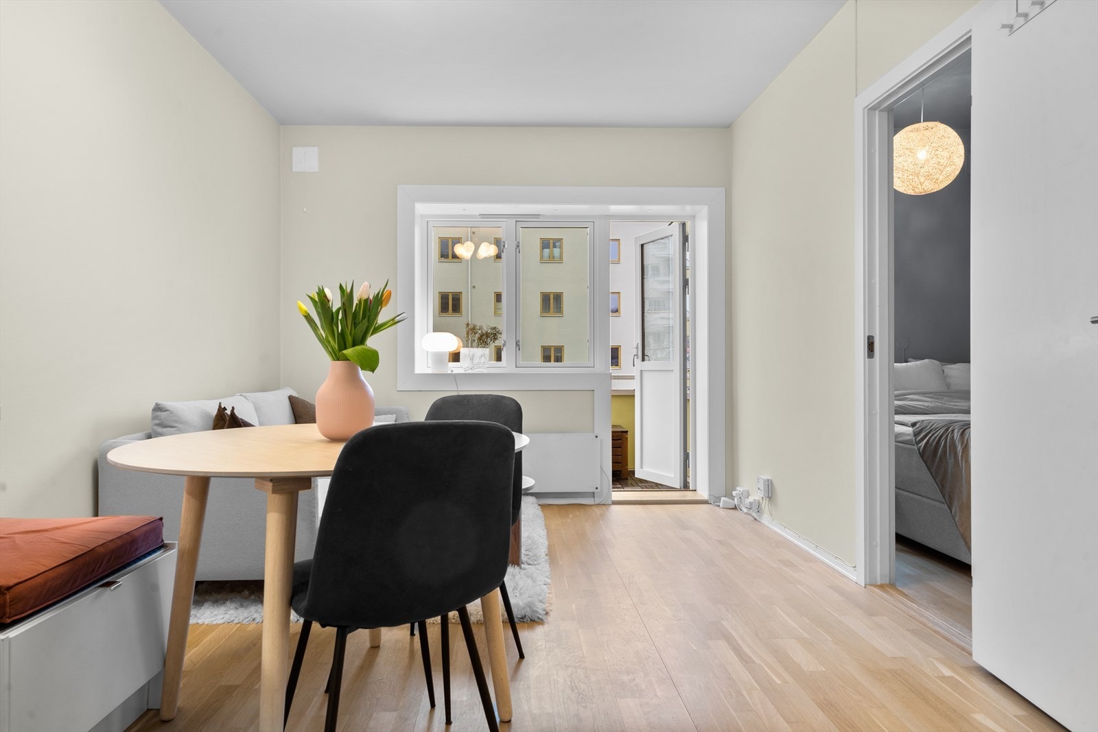 Leiligheten har en sentral, men tilbaketrukket beliggenhet med kort vei til daglige servicetilbud og grønne nærområder. Galleribilde