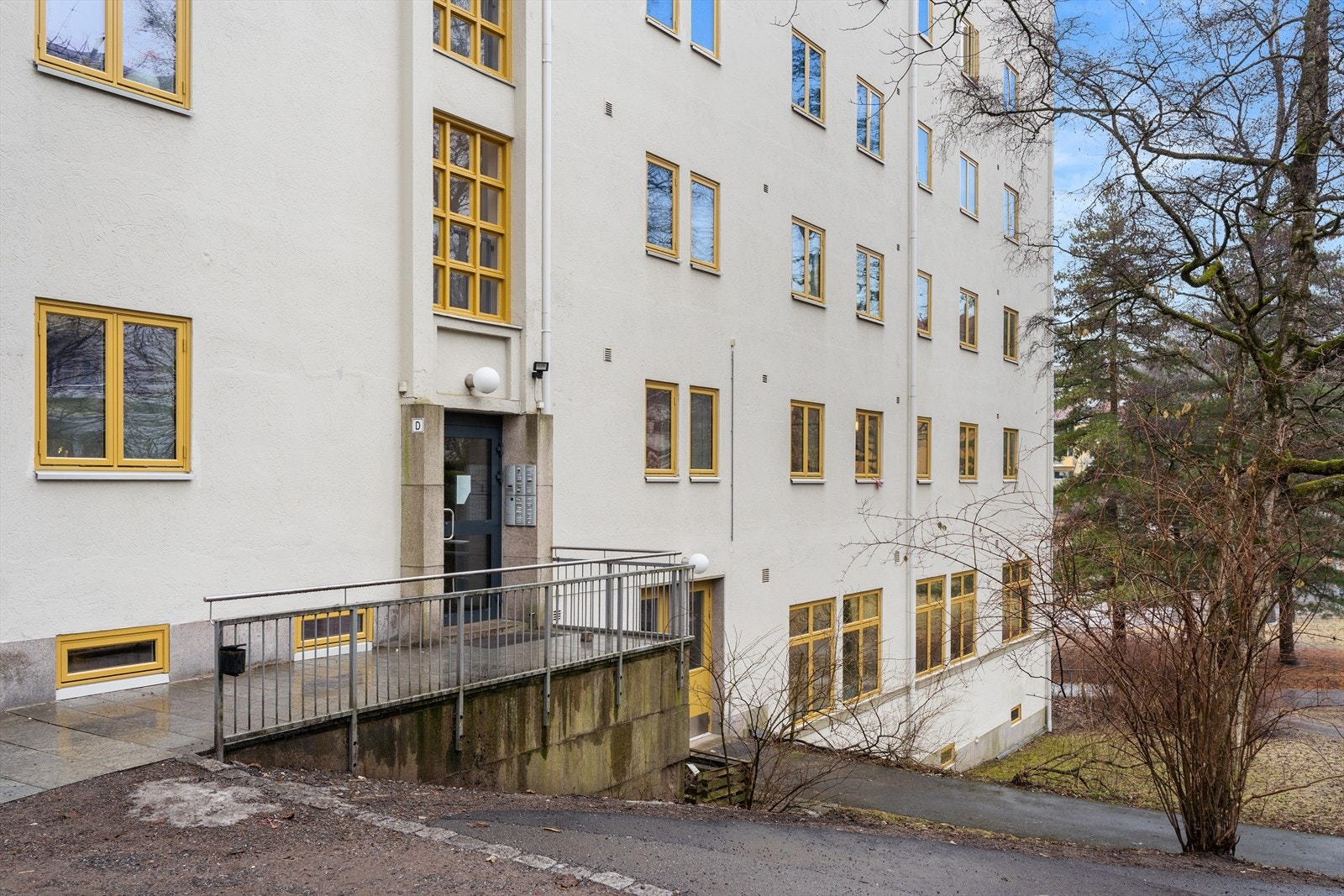 Inngang. Ring på, så åpner jeg døren for deg. Galleribilde