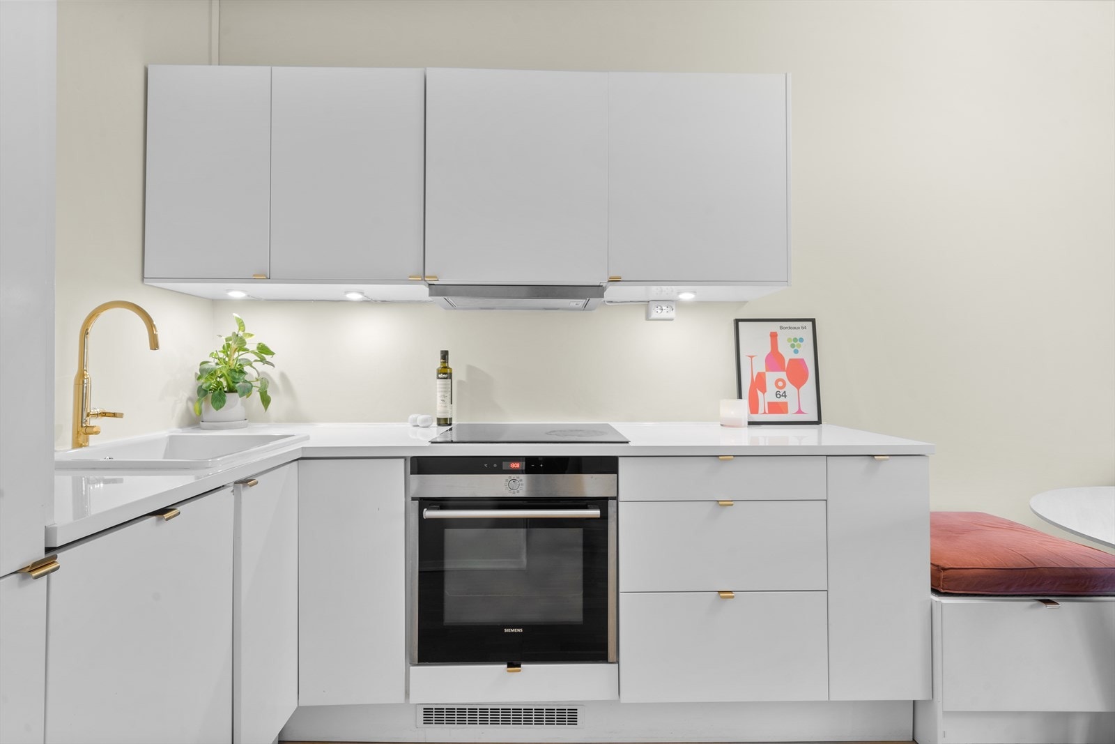 God arbeidsflate - perfekt for både hverdagsmat og når du har gjester. I tillegg er det nytt kjøleskap fra 2025. Galleribilde