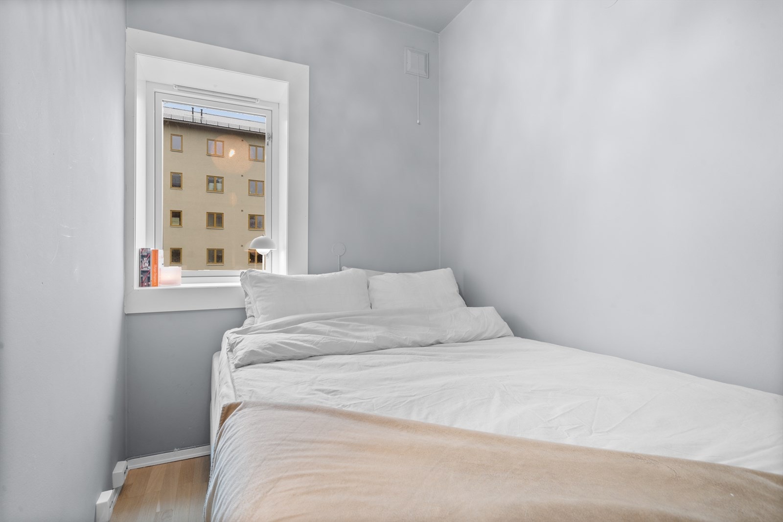 Soverom med lun atmosfære og enkel inngang fra stuen. Galleribilde