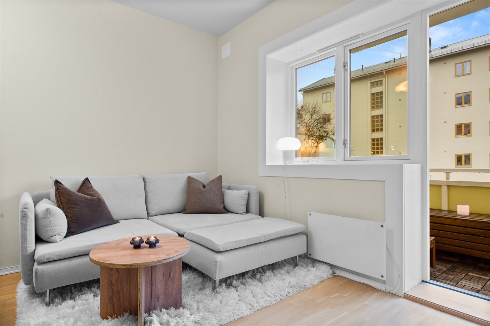 Fra den åpne stue/kjøkken-løsningen har du adkomst til en nydelig balkong! Galleribilde