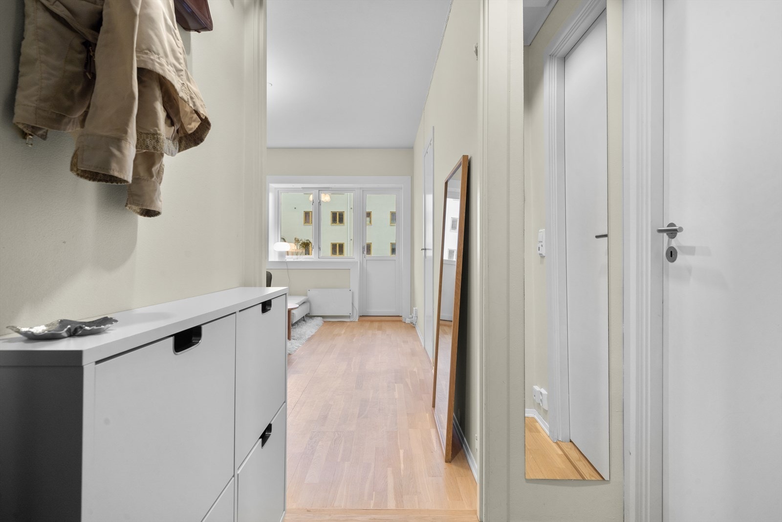 Praktisk inngangsparti med plass til sko og yttertøy. Galleribilde