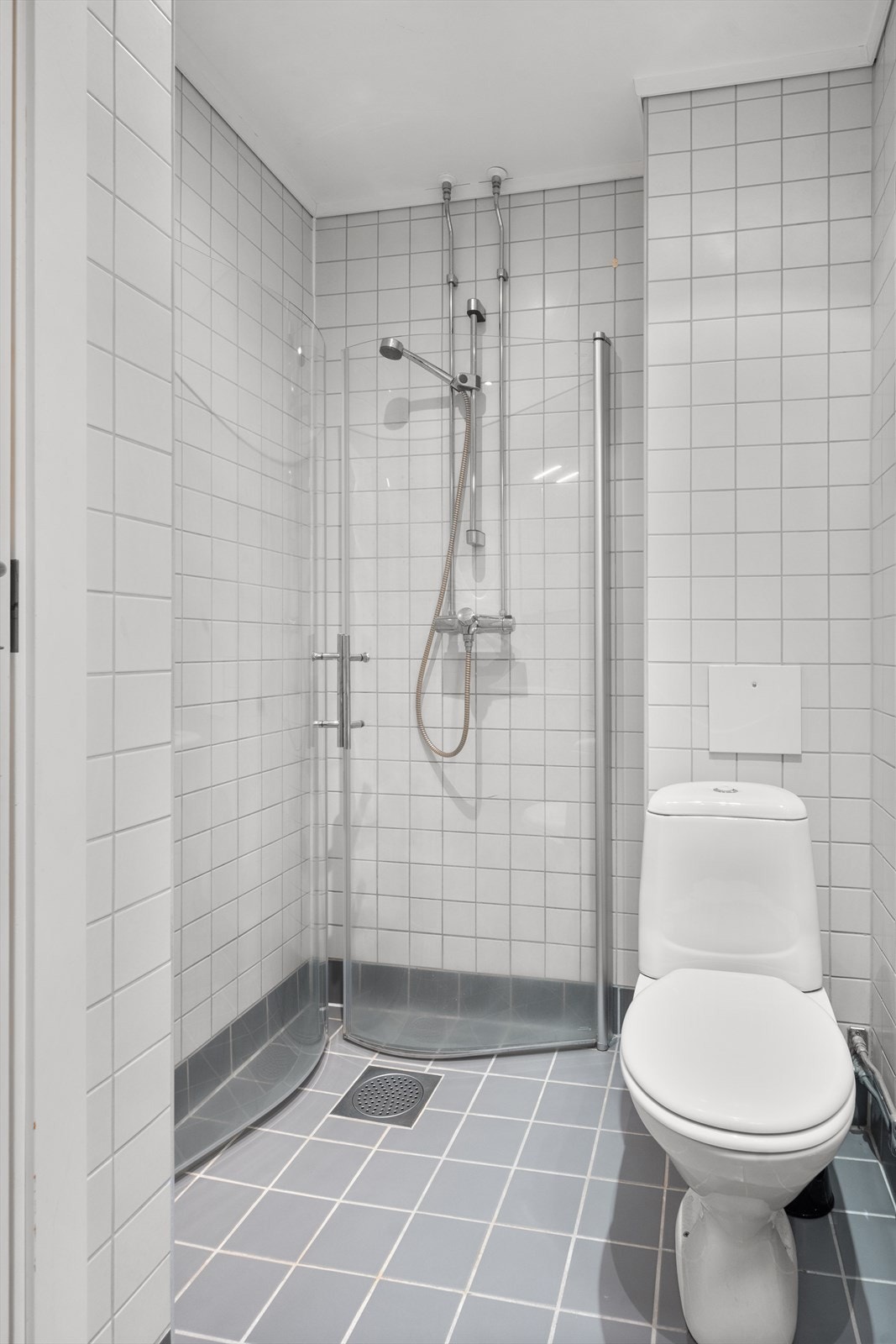 Dusj med innfellbare glassdører, servant med speil og belysning - funksjonelt og stilrent. Galleribilde