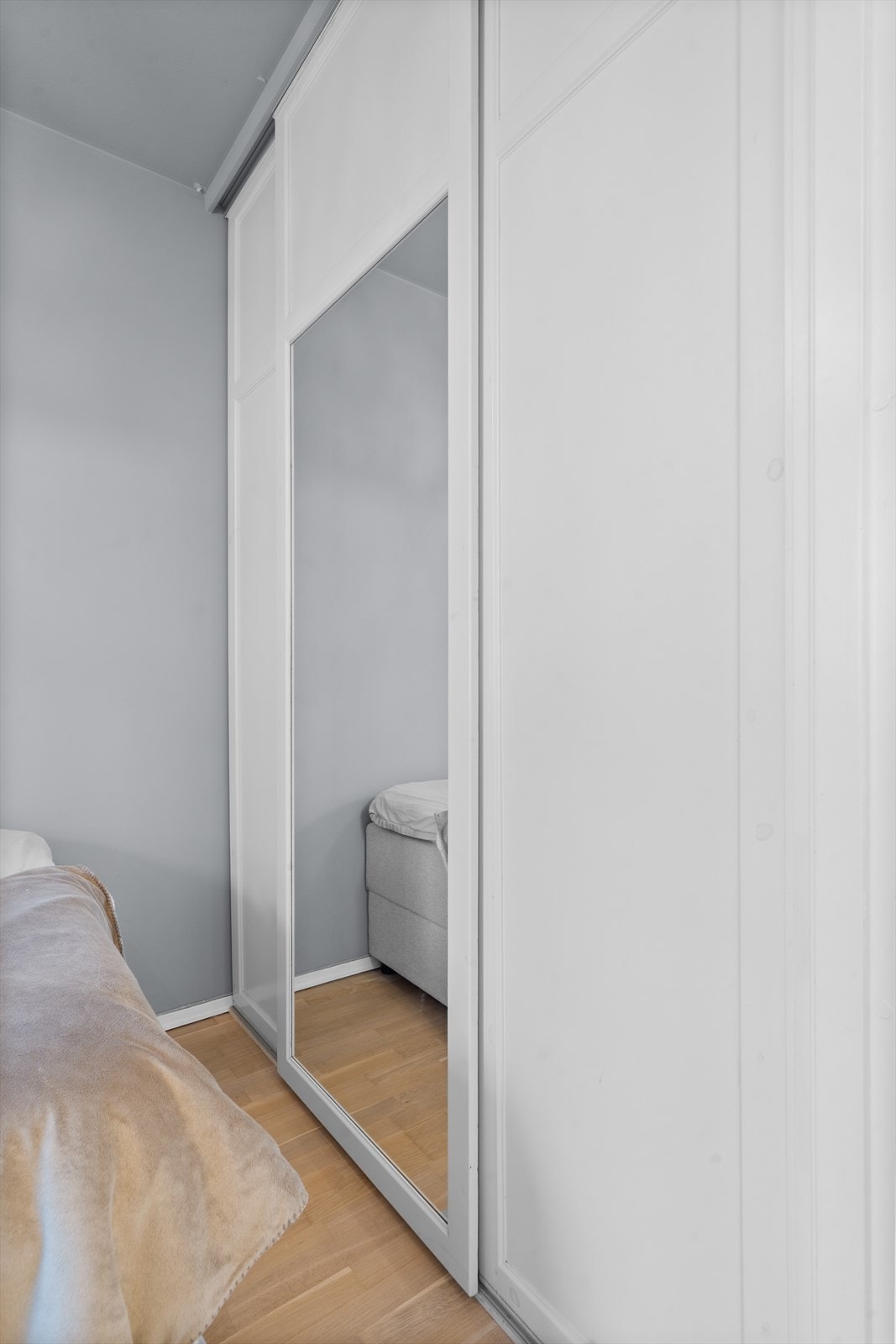 Soverommet gir plass til dobbeltseng og praktisk oppbevaring i skap. Galleribilde