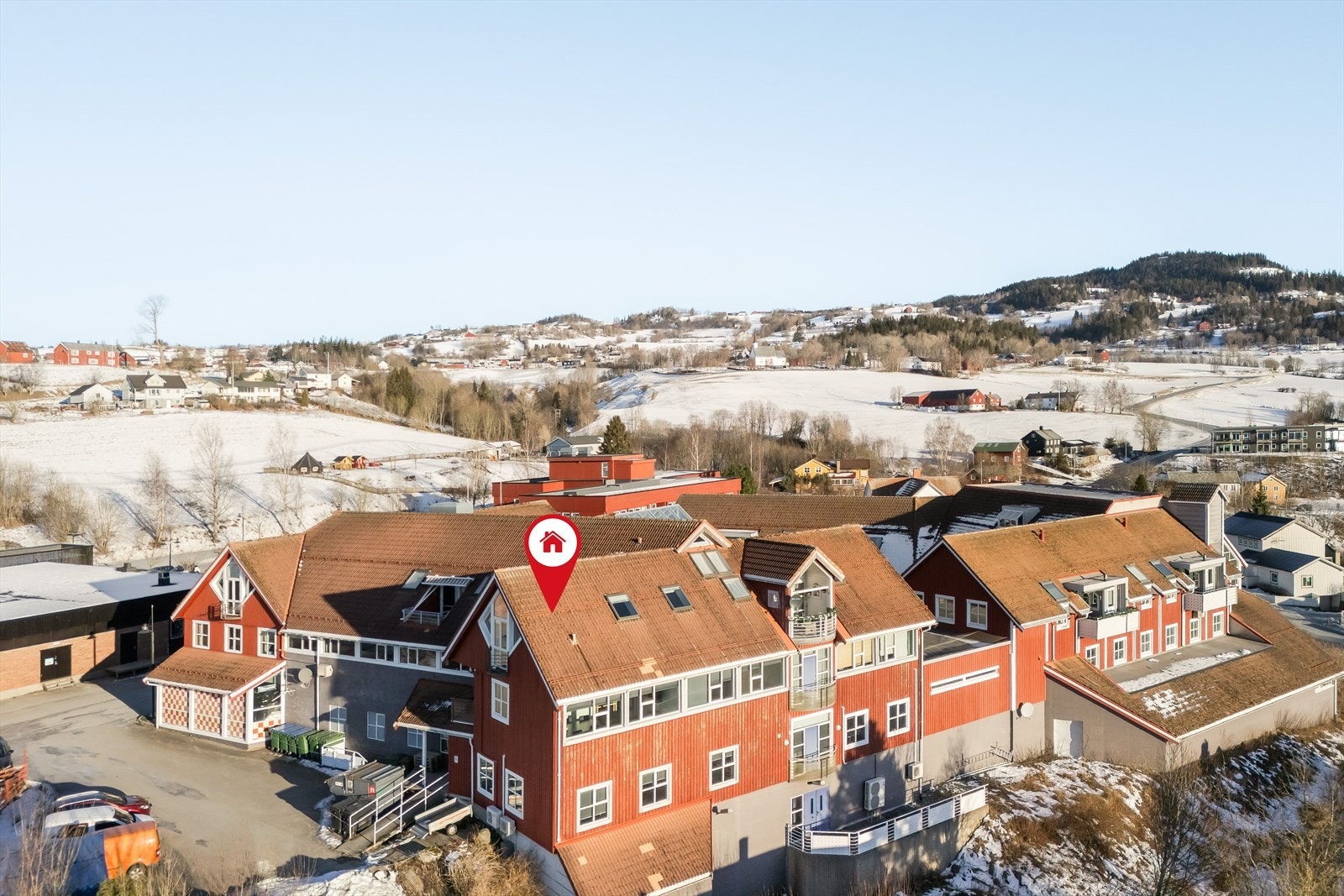 Leiligheten har en særdeles fin beliggenhet i bygget med utsikt mot Grandhåggån og fjorden. Galleribilde