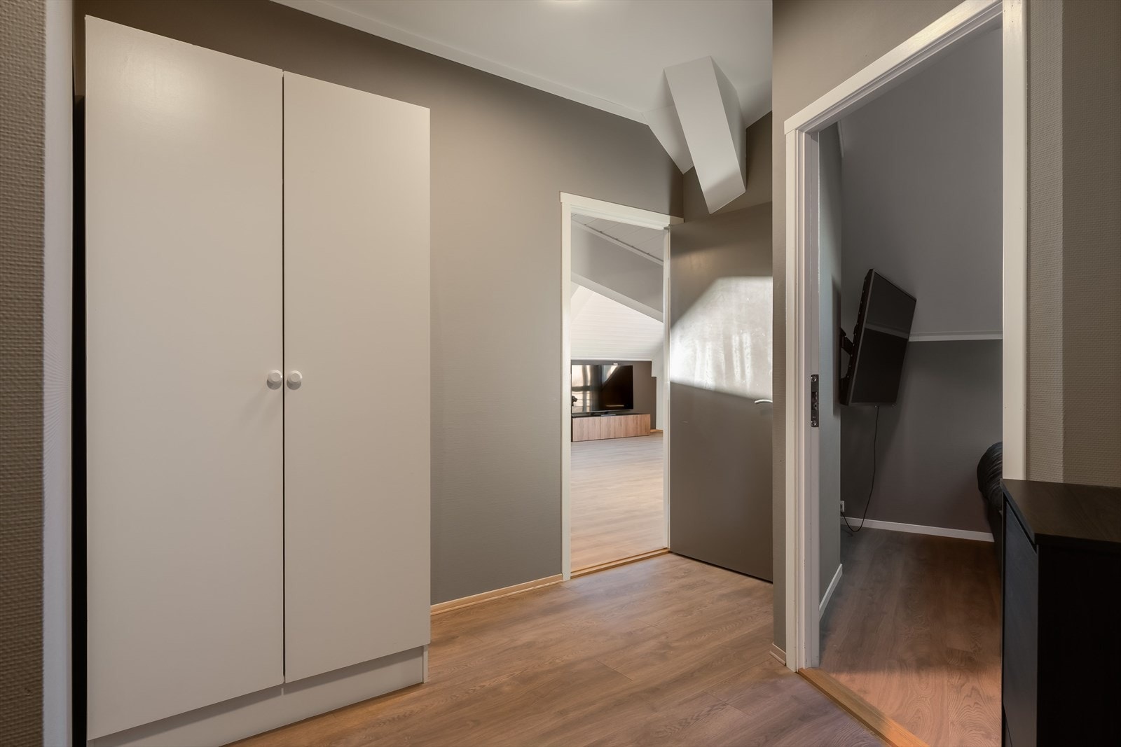 Hele leiligheten er malt opp og det er lagt nytt gulv på alle rom forutenom bod og bad. Galleribilde