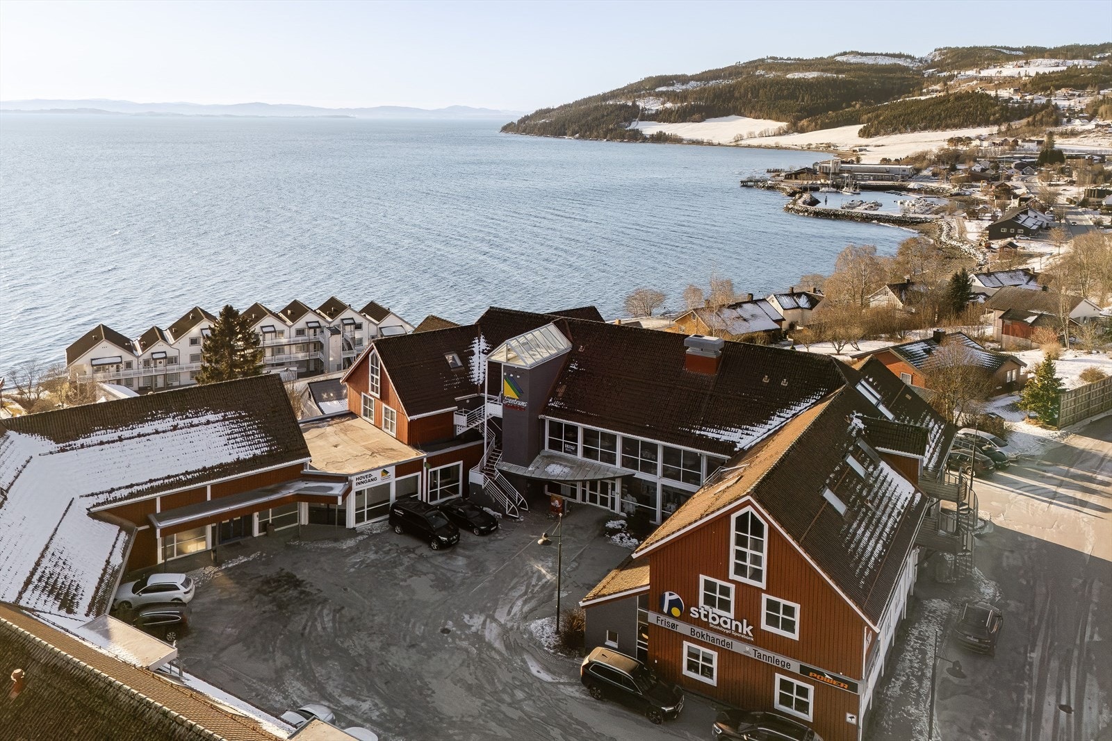 Det er kort veg til badestrand, småbåthavn og turmulighetene bygda har å by på. Galleribilde