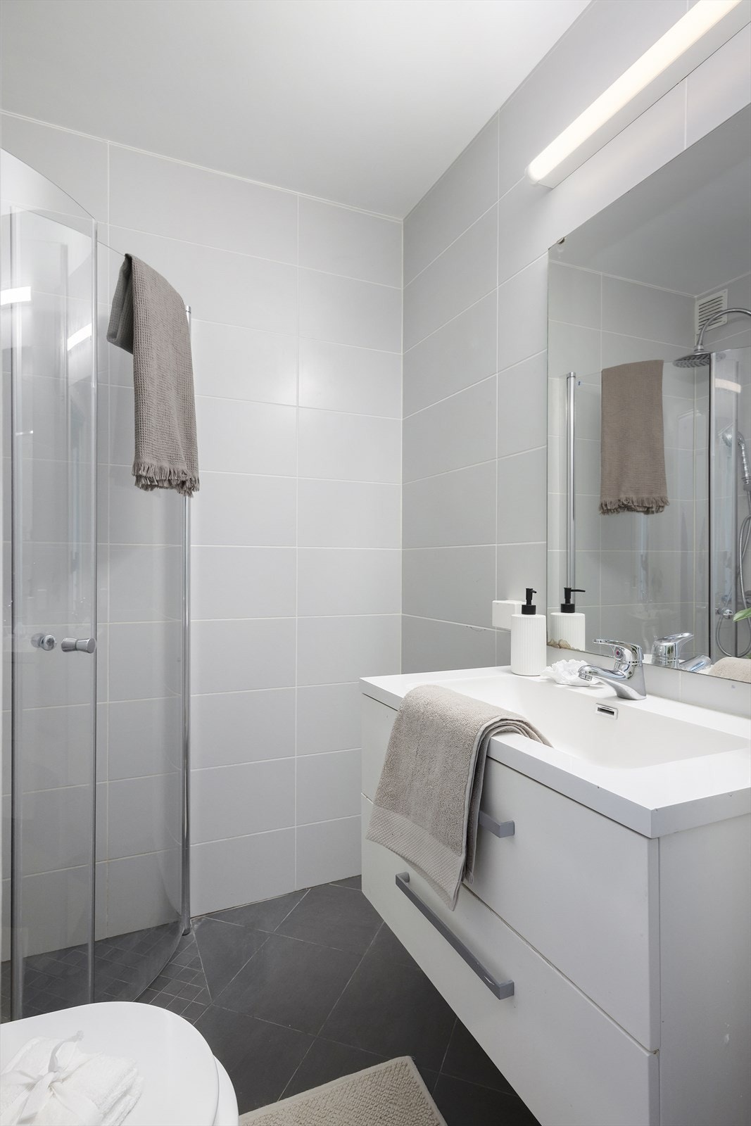 Rommet har elektrisk gulvvarme som gir behagelig komfort året rundt. Galleribilde