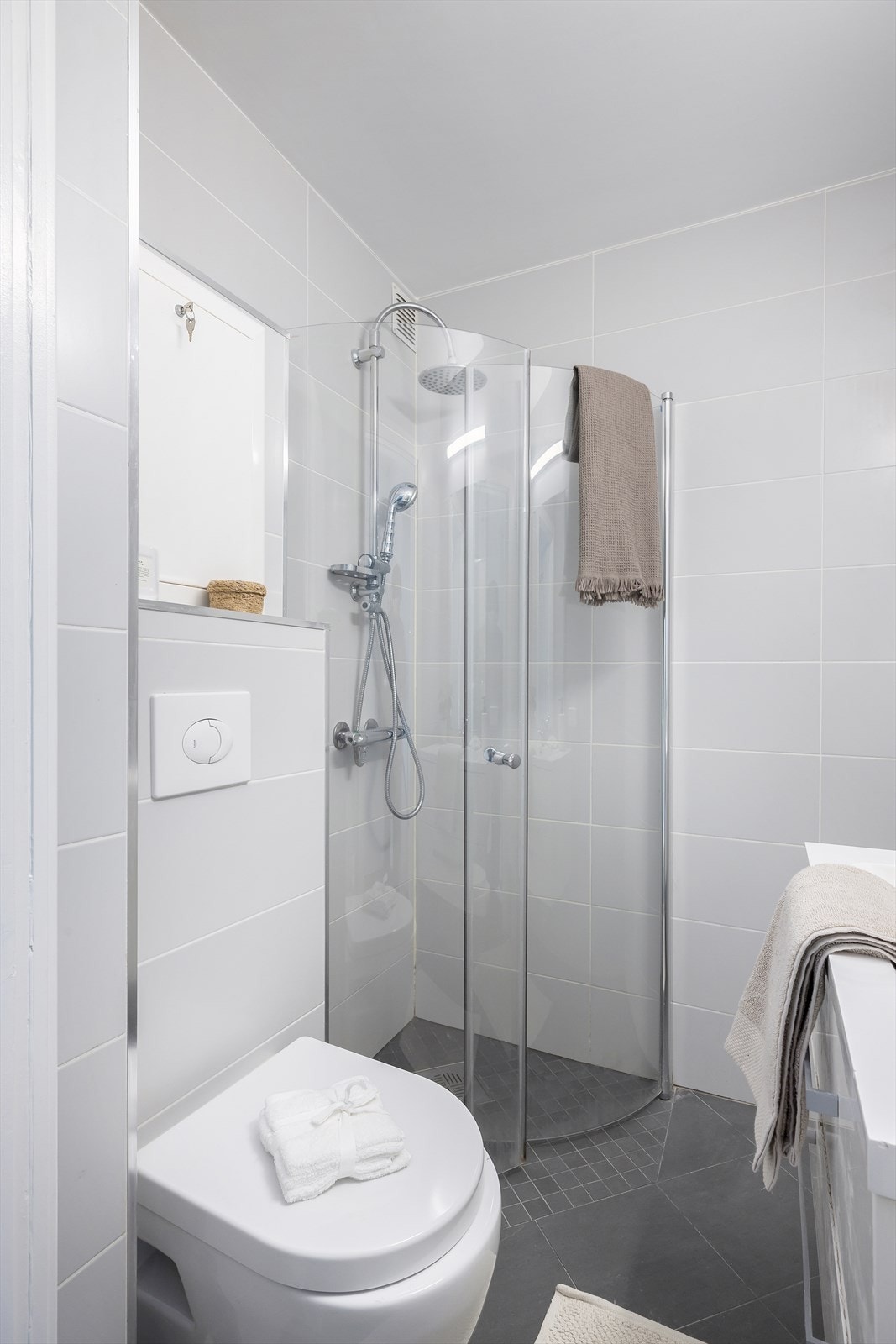 Lyst og tidløst baderom fra 2017. Galleribilde