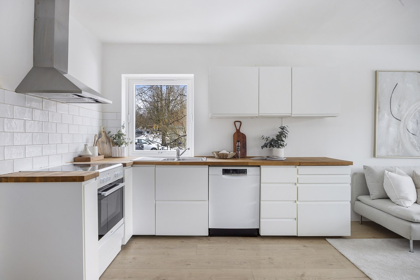 Kjøkkenet ble oppført i 2017 og har en stilren IKEA-innredning med glatte fronter som gir et tidløst uttrykk. Galleribilde