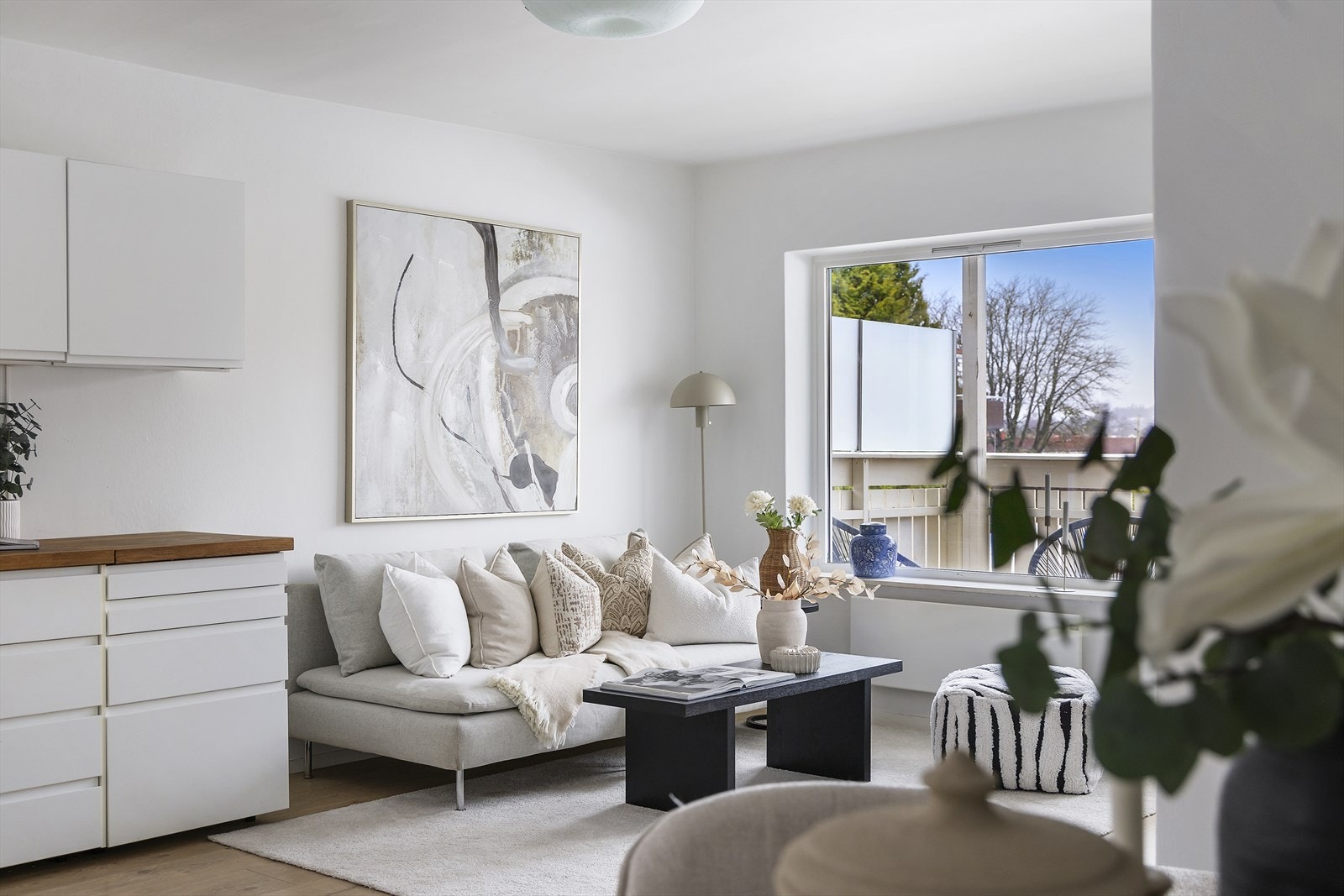 Romløsningen har god plass til både sofagruppe og spisegruppe. Galleribilde