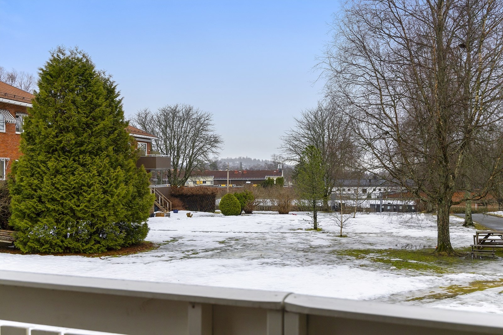 En ekstra kvalitet er den direkte trappen ned til en grønn og felles hage - ideelt for avslapning, lek eller hyggelige sommerdager utendørs. Galleribilde