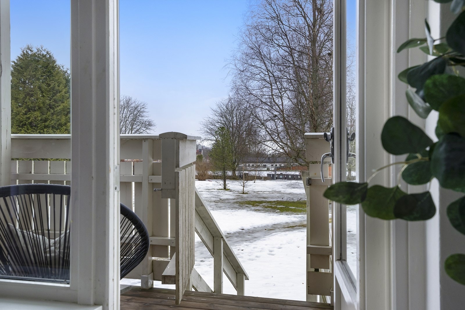 Fra stuen er det utgang til en solrik balkong på ca. 8 kvm. Galleribilde