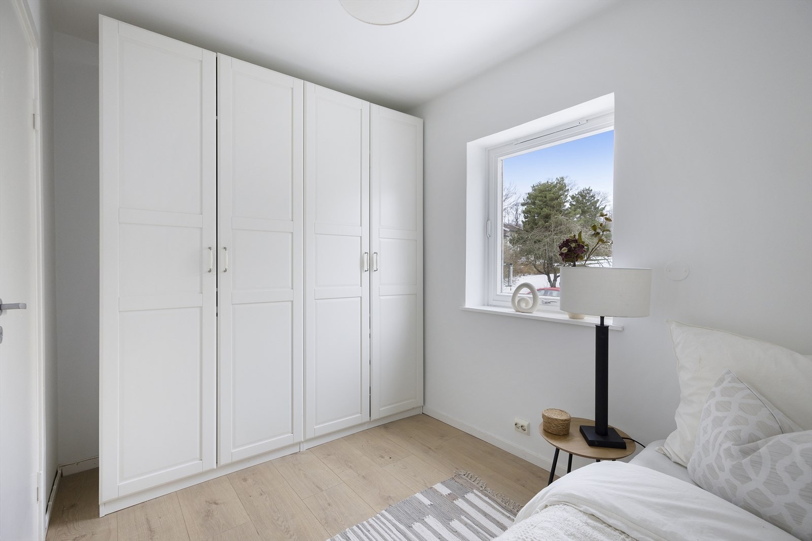 Rommet gir gode muligheter for en rolig og komfortabel soveplass, samtidig som det er enkelt å innrede etter egne behov. Galleribilde