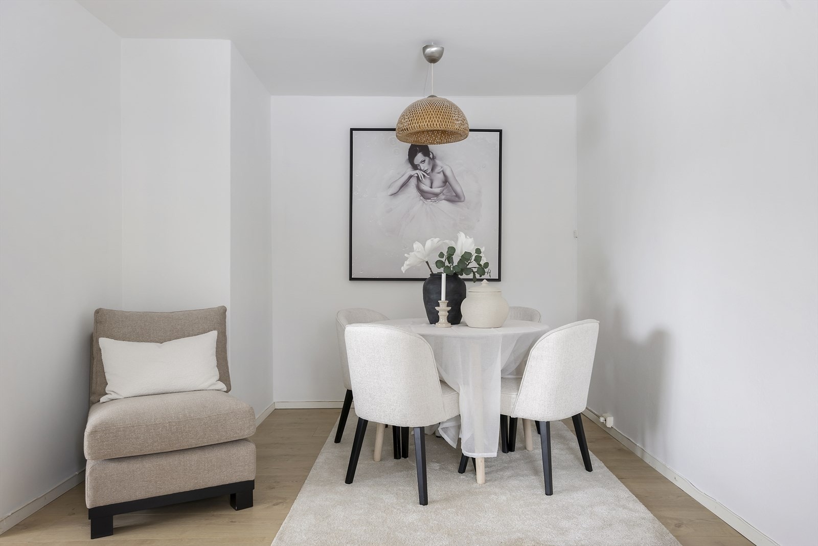 Spiseplassen er naturlig plassert i et eget innhukk - perfekt for både hverdagsmåltider og hyggelige sammenkomster. Galleribilde