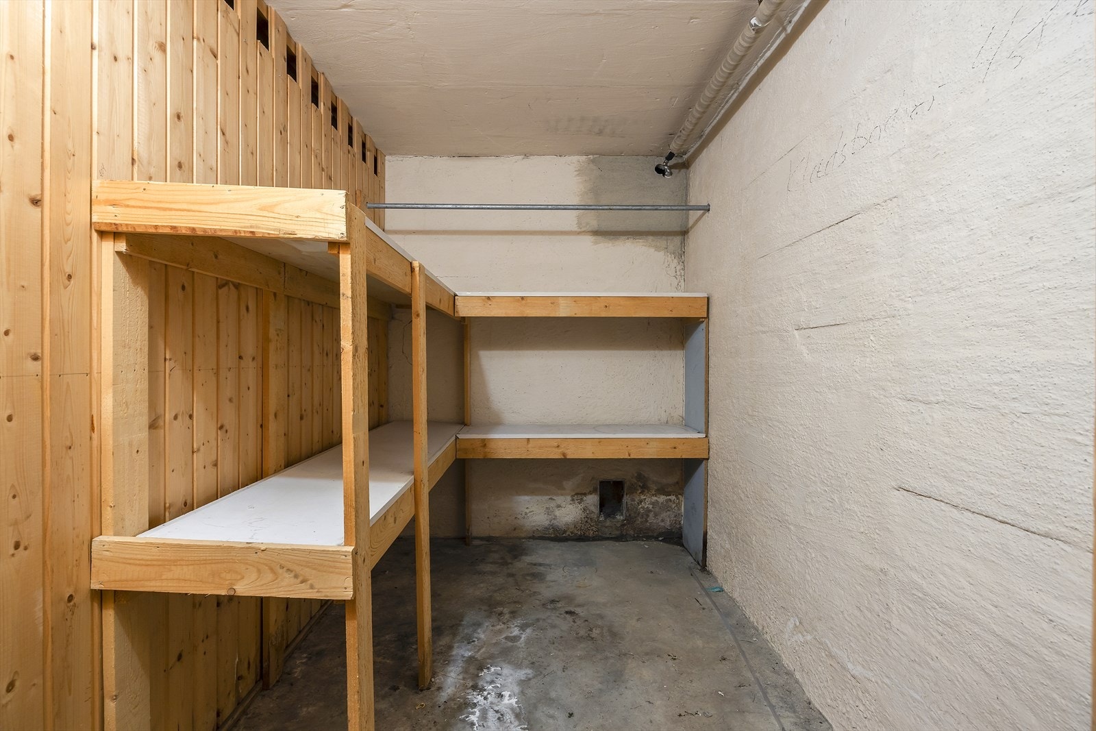 Boligen disponerer to boder på til sammen 10 kvm . Galleribilde