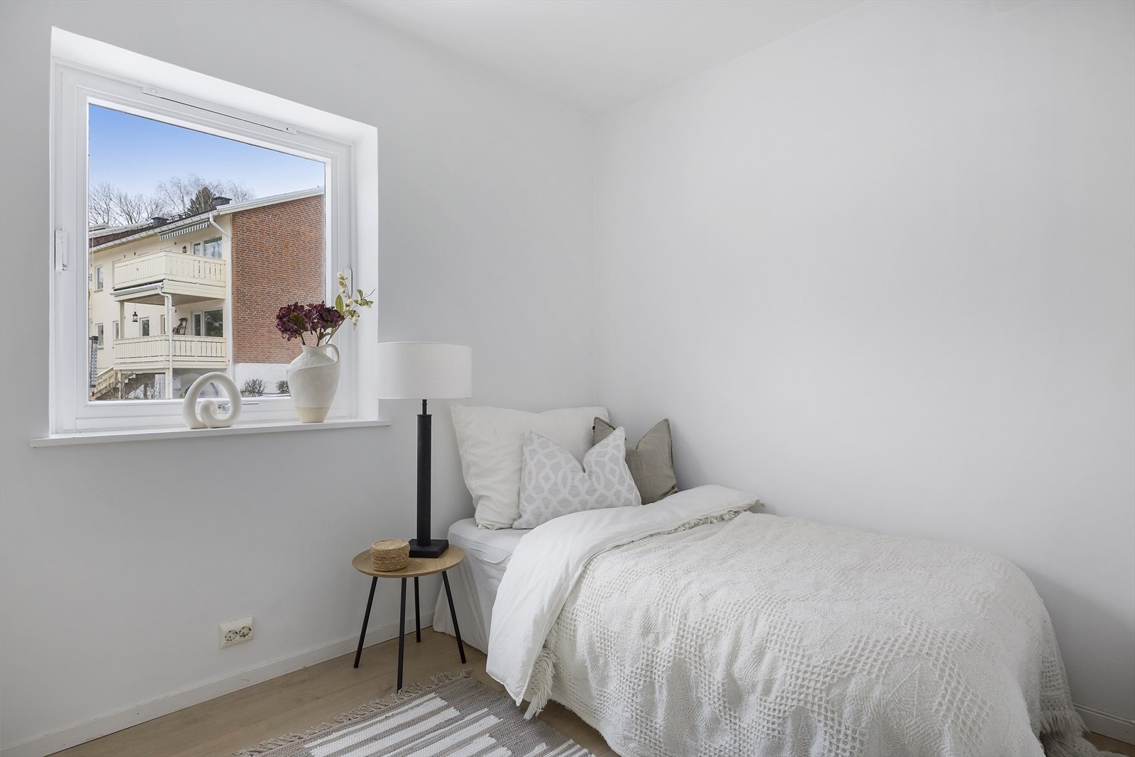 Soverommet er lyst og trivelig, med plass til dobbeltseng, nattbord og garderobeskap. Galleribilde