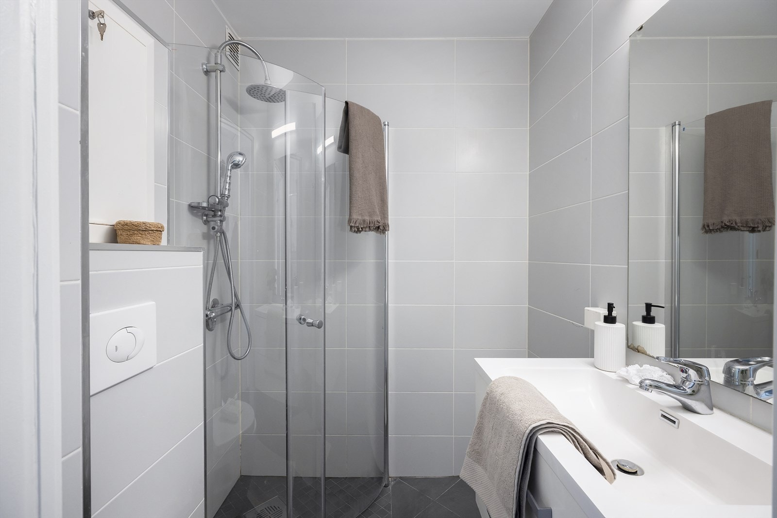 Innredningen består av servantskap med en bredde på 80 cm og glatte skuffefronter, servant og ettgreps armatur. Badet er videre utstyrt med dusjhjørne med innfellbare glassdører, veggmontert toalett, naturlig avtrekk Galleribilde