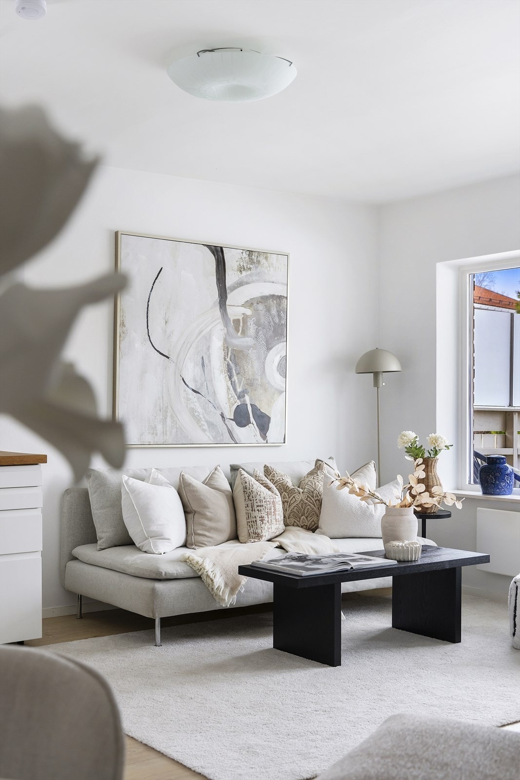 Store vindusflater og balkongdør sørger for rikelig med naturlig lys, noe som bidrar til en lys og trivelig atmosfære i oppholdsrommet. Galleribilde