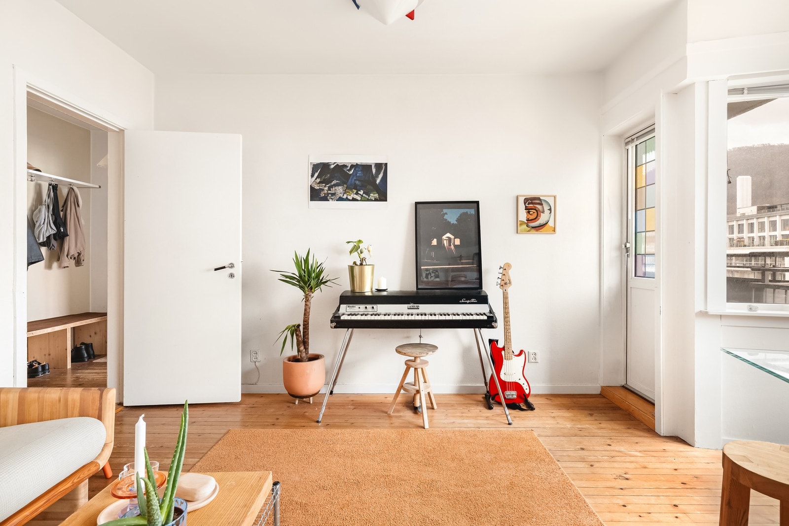 Stuen gir rikelig med rom for innredning av ønsket møblement, med spise- og sittegrupper. Galleribilde