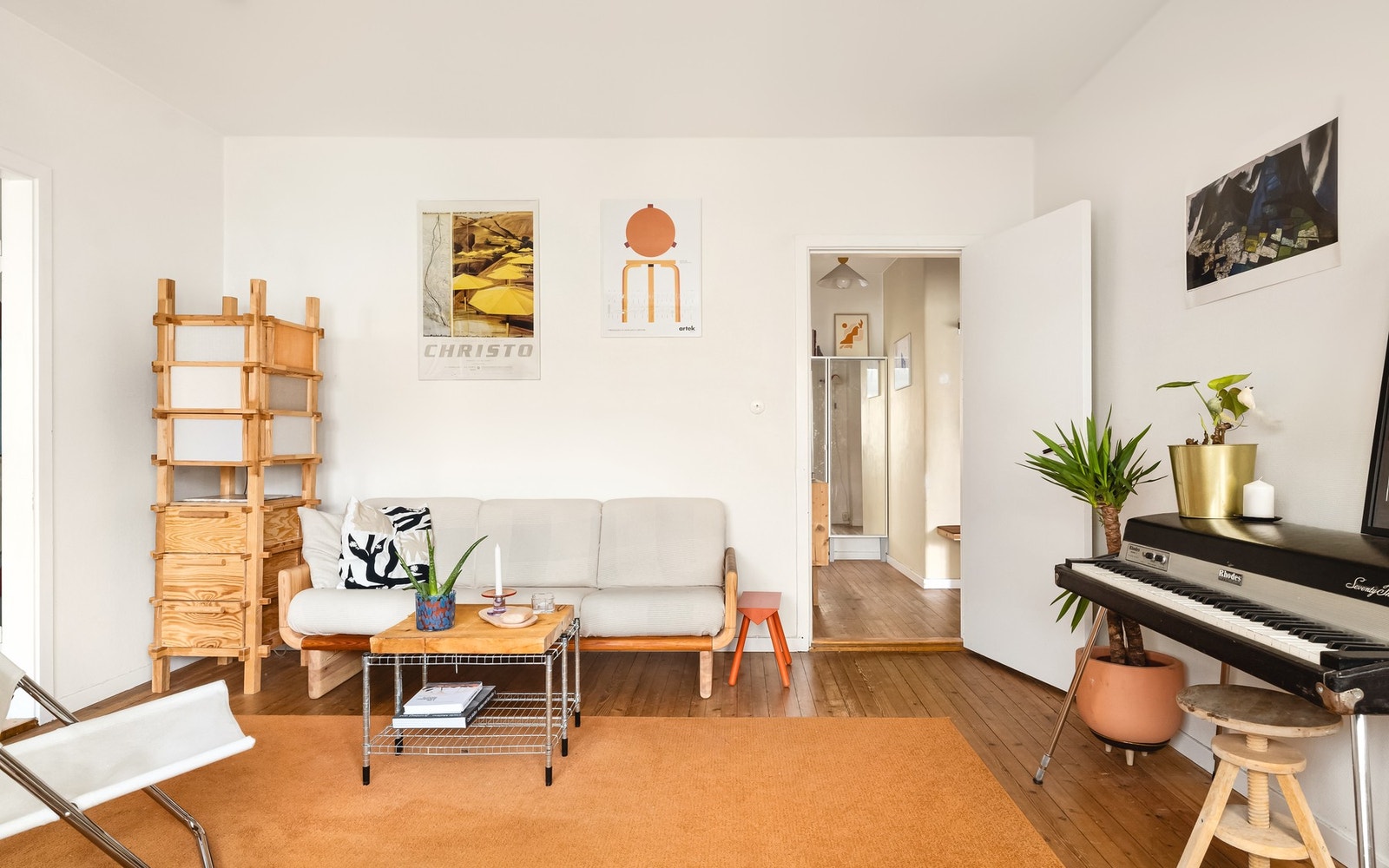 Gjennomgående i leiligheten er lyse overflater, god takhøyde og furugulv. Galleribilde