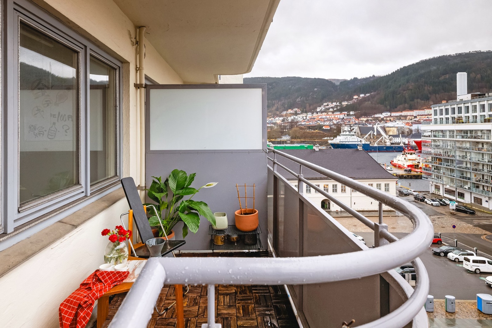 På sommerstid blir dette som en naturlig forlengelse av stuen. Her kan du nyte fine stunder både morgen og kveld. Galleribilde