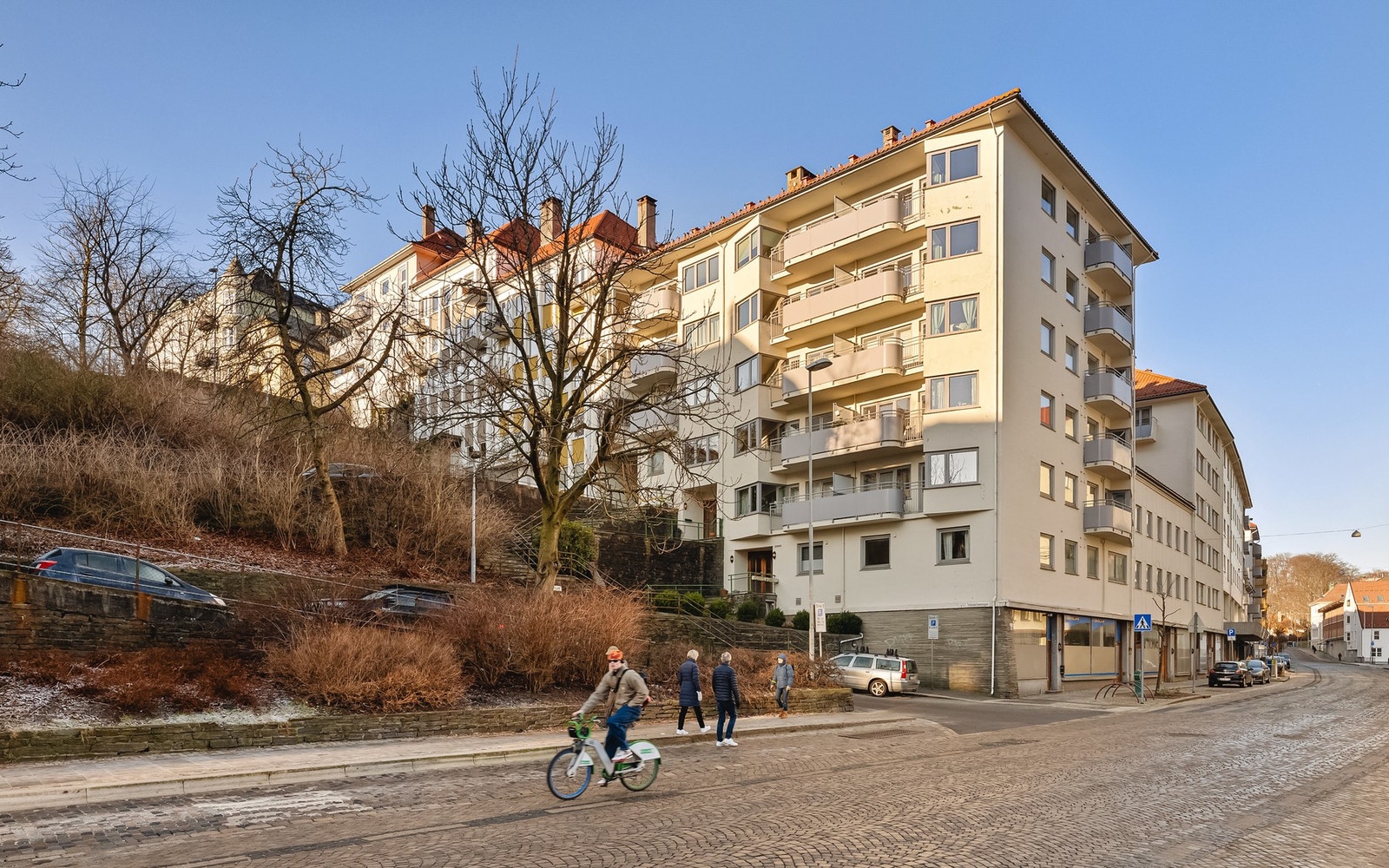 Leiligheten har en attraktiv og usjenert beliggenhet - med nærhet til det yrende byliv og alt man skulle behøve! Galleribilde