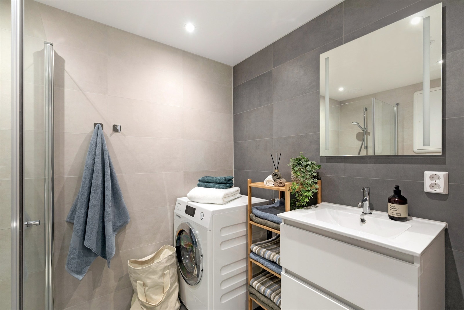 Badet er holdt i tidløse farger. Det er opplegg for vaskemaskin Galleribilde