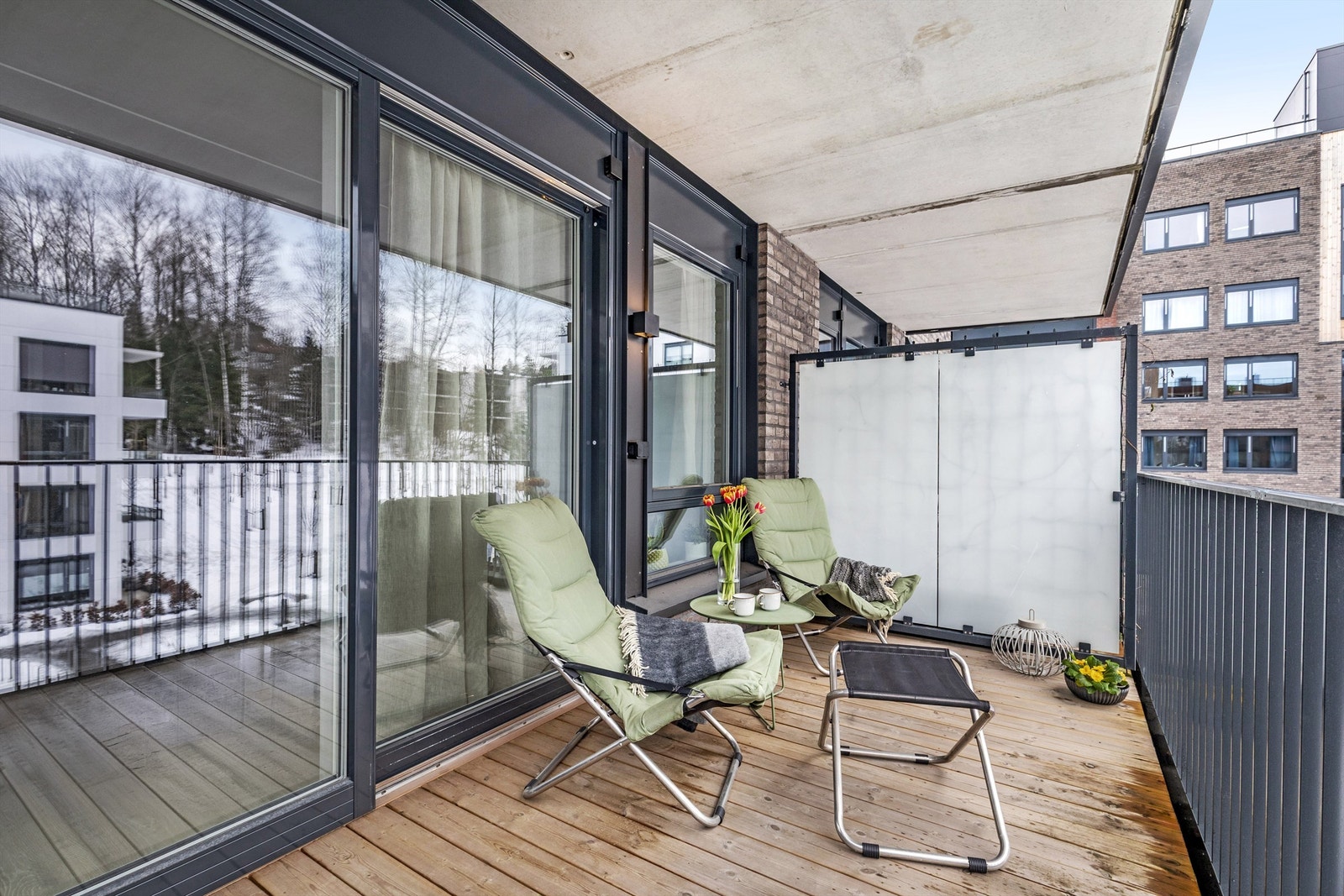 Balkongen er overbygget, sommerkveldene kan nytes selv om det kommer en skur Galleribilde